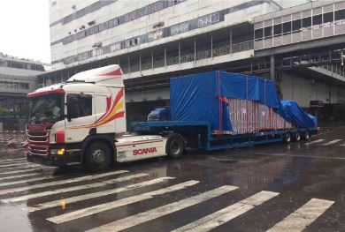 鴻泰信中港平板車在某大型工廠運(yùn)輸精密設(shè)備